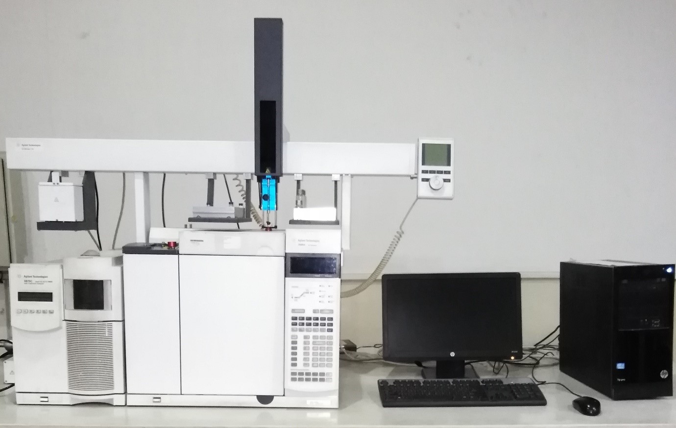A white machine with a monitor and a keyboard  Description automatically generated
